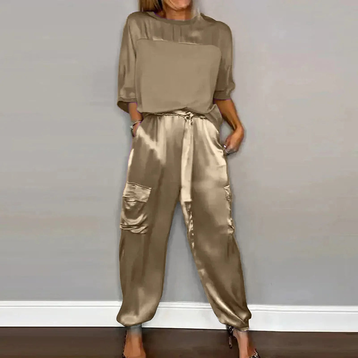 Leichter und eleganter Damen Zweiteiler – halbärmelige Bluse, atmungsaktiver Satin, für Alltag und Abend 0
