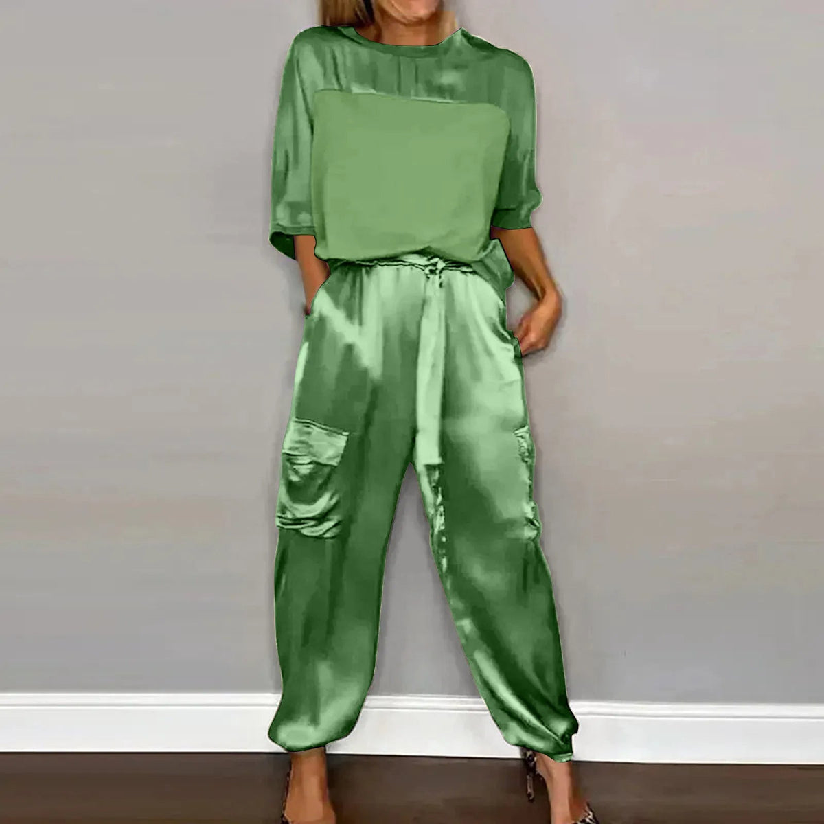 Leichter und eleganter Damen Zweiteiler – halbärmelige Bluse, atmungsaktiver Satin, für Alltag und Abend 3