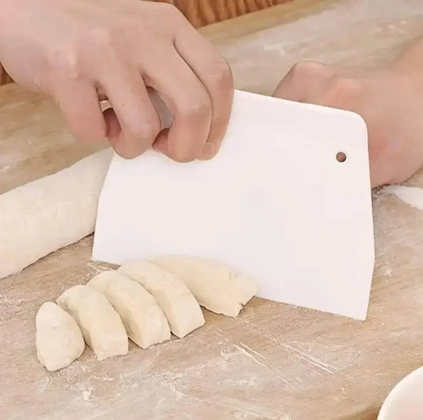 Multipurpose Dough Cutter Bowl Scraper - 13cm Kitchen Device for Baking, Fondant, Cream, DIY Pastry and Cake