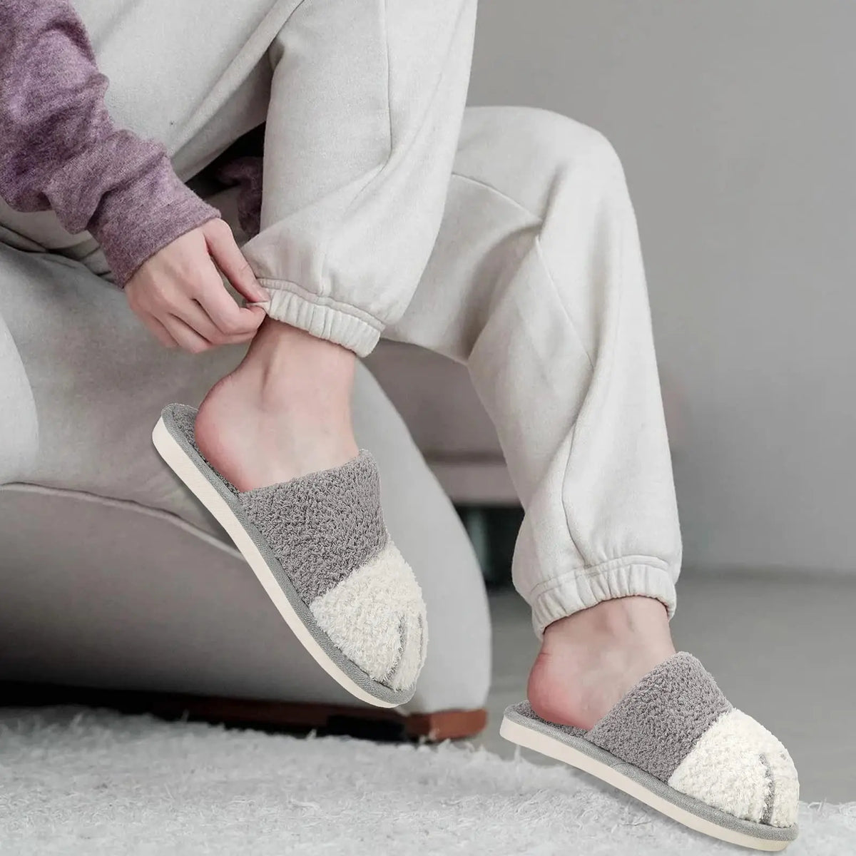 Plush, cozy women's slippers - cat paw design, memory foam insole, indoor winter lounging