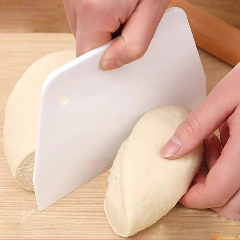 Multipurpose Dough Cutter Bowl Scraper - 13cm Kitchen Device for Baking, Fondant, Cream, DIY Pastry and Cake