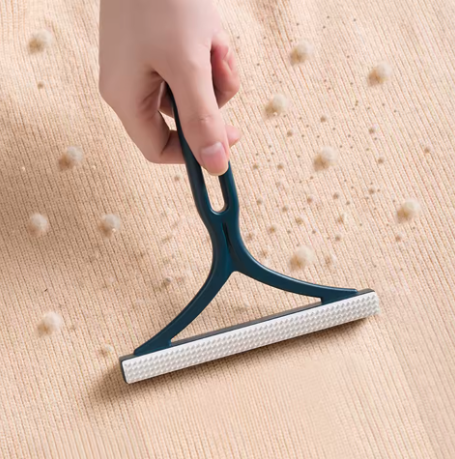 Travel-Friendly Lint Remover Brush for Pet Hair - Hand-Operated Fuzz Fabric Shaver Device for Clothes and Sofa Cleaning
